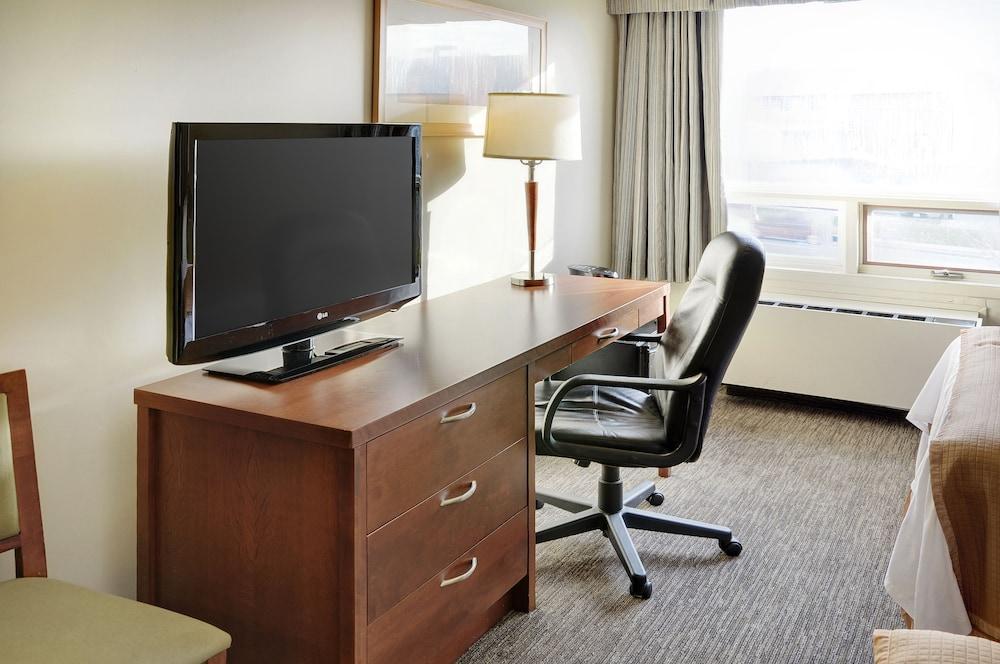 Emerald Hotel & Suites Calgary Airport Exteriör bild
