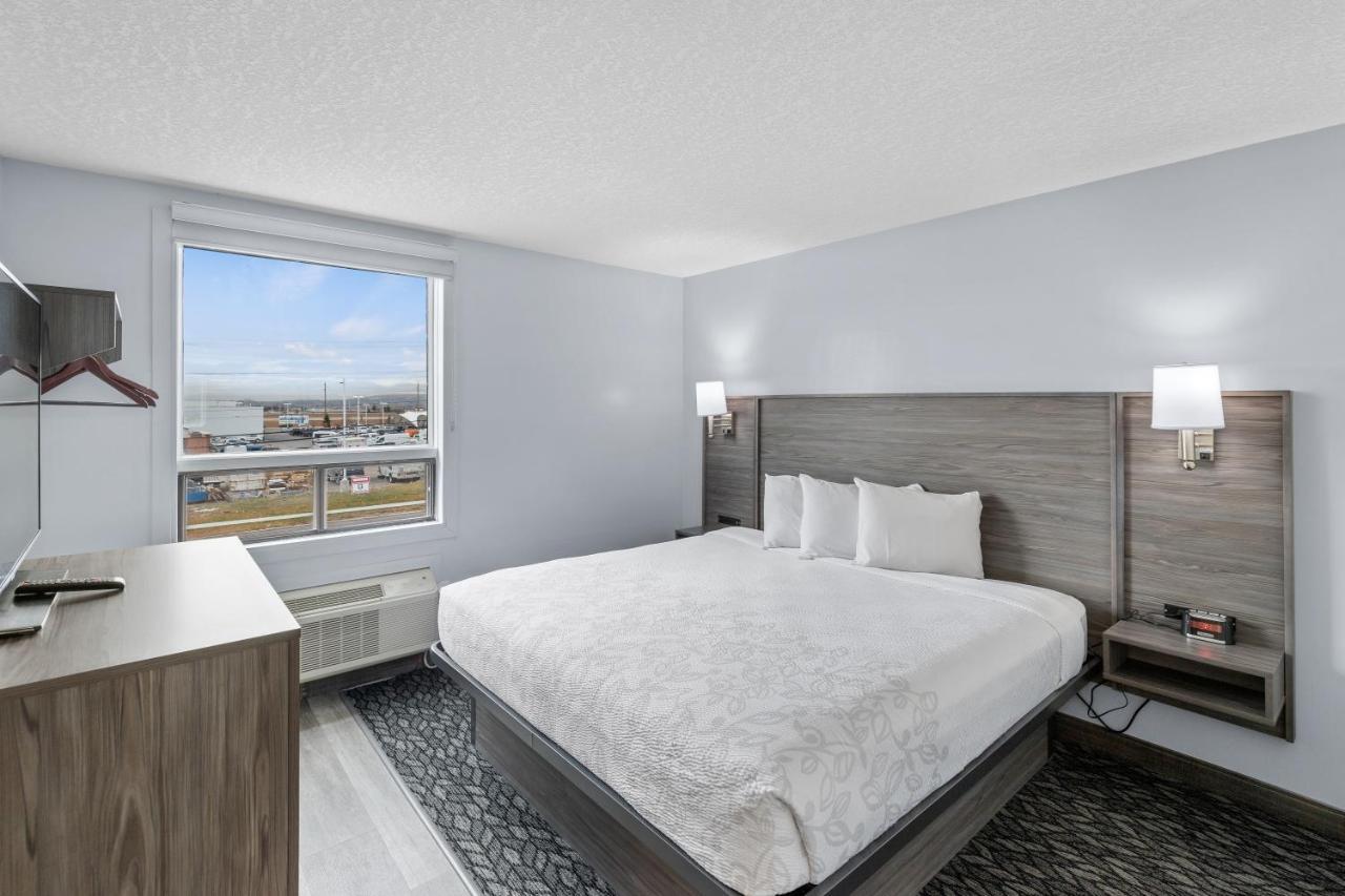 Emerald Hotel & Suites Calgary Airport Exteriör bild