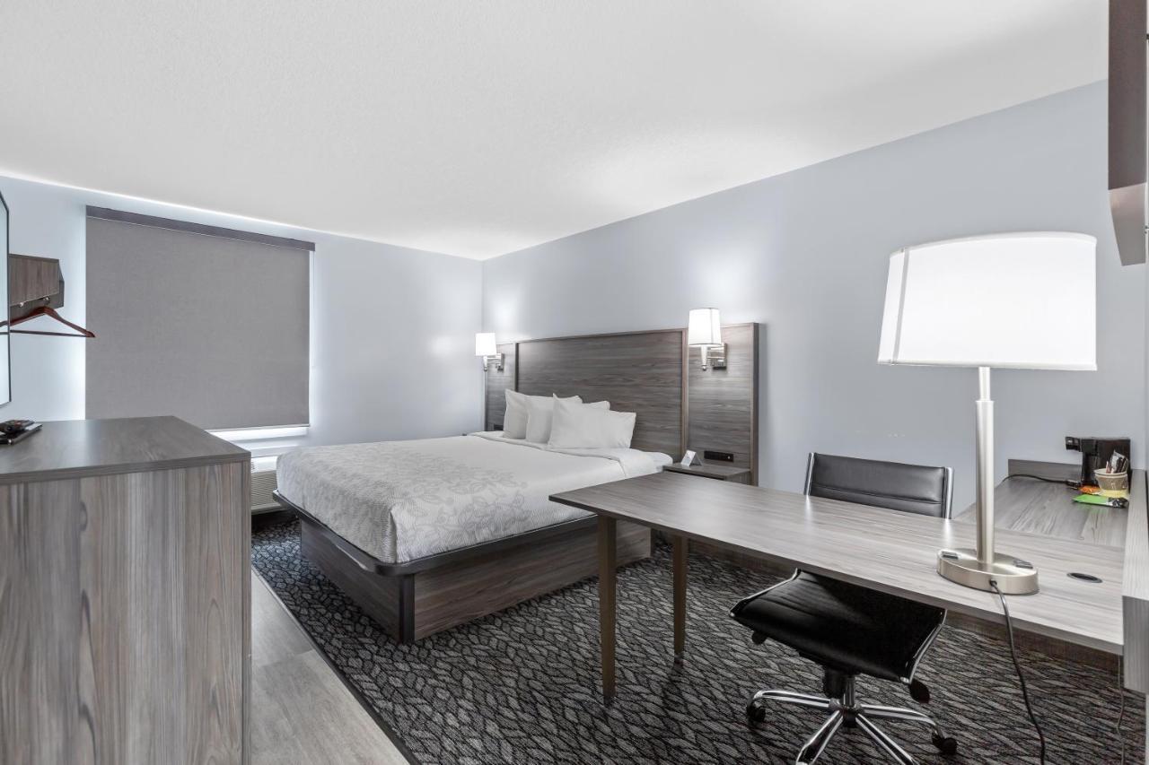 Emerald Hotel & Suites Calgary Airport Exteriör bild