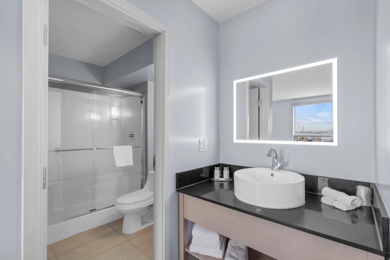 Emerald Hotel & Suites Calgary Airport Exteriör bild