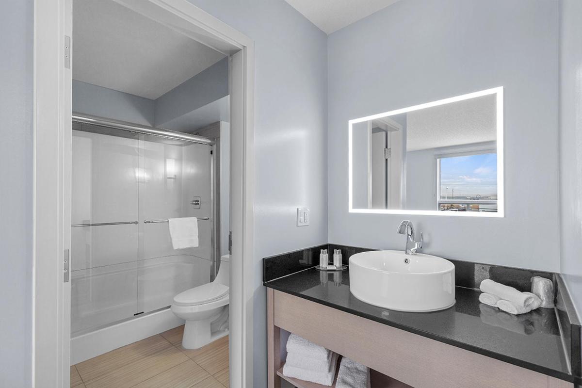 Emerald Hotel & Suites Calgary Airport Exteriör bild
