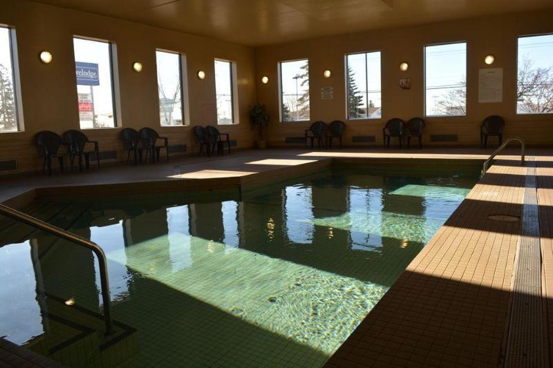 Emerald Hotel & Suites Calgary Airport Exteriör bild